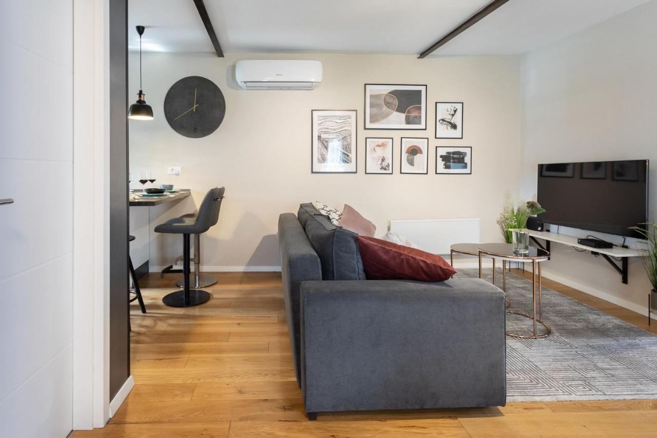 Apartment Stylish Urban Oasis